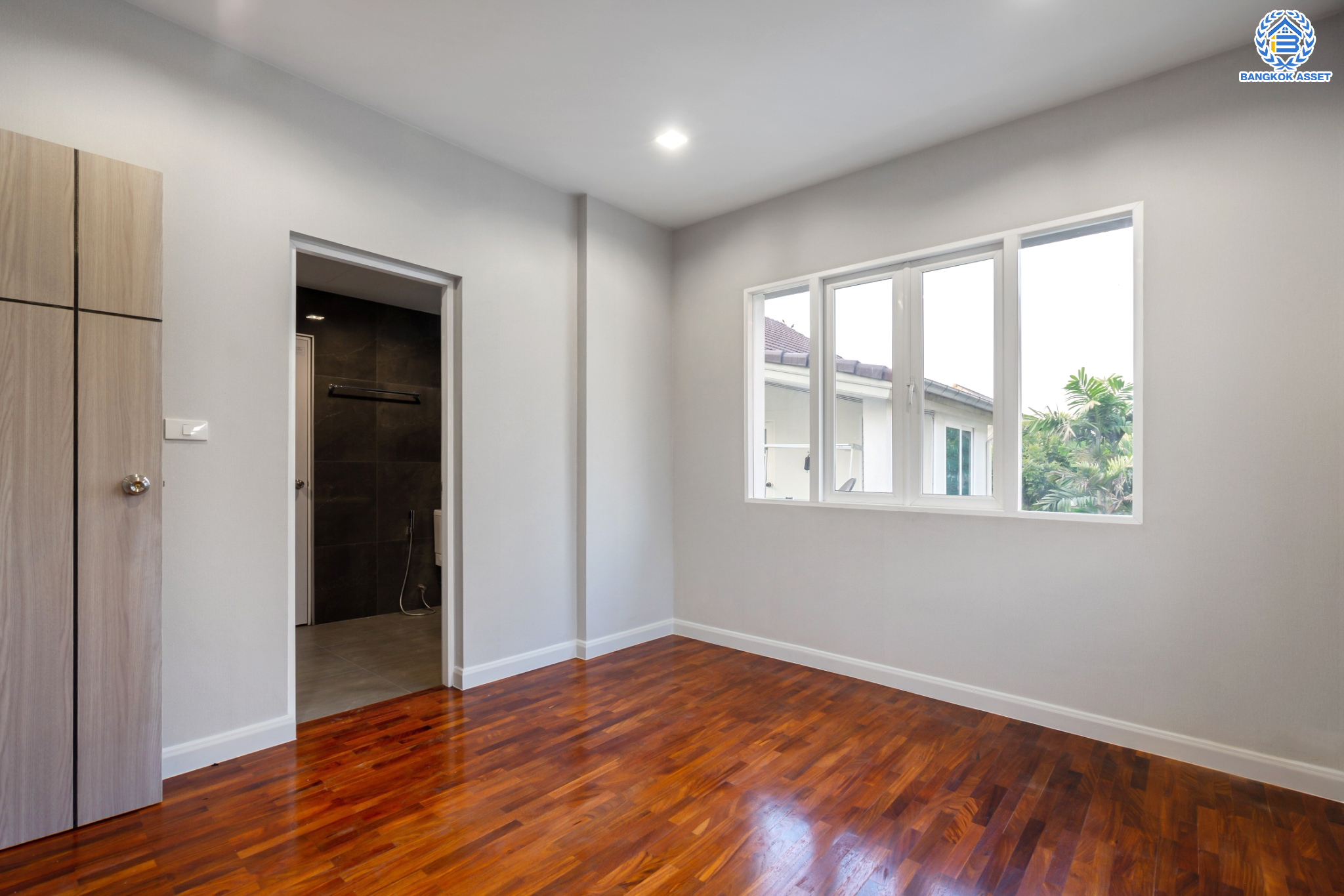 บ้านมือสองตกแต่งใหม่ ม.ลัดดารมย์ วัชรพล แบรนด์ Q.House หลังมุม เนื้อที่ 128 ตร.ว. ฟังก์ชัน 3 ห้องนอน 4 ห้องน้ำ 1 ห้องแม่บ้าน จอดรถได้ 4 คัน Facilities ครบครัน บนทำเลเชื่อมต่อหลายเส้นทาง ถ.รามอินทรา ถ.สายไหม และถ.พหลโยธิน ใกล้สนามบินดอนเมือง ทางด่วน "ศรีรัช" และ เซ็นทรัลรามอินทรา